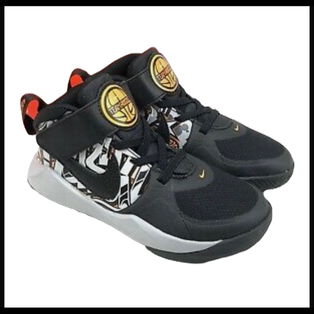 Nike Team Hustle basketball shoe NWOT